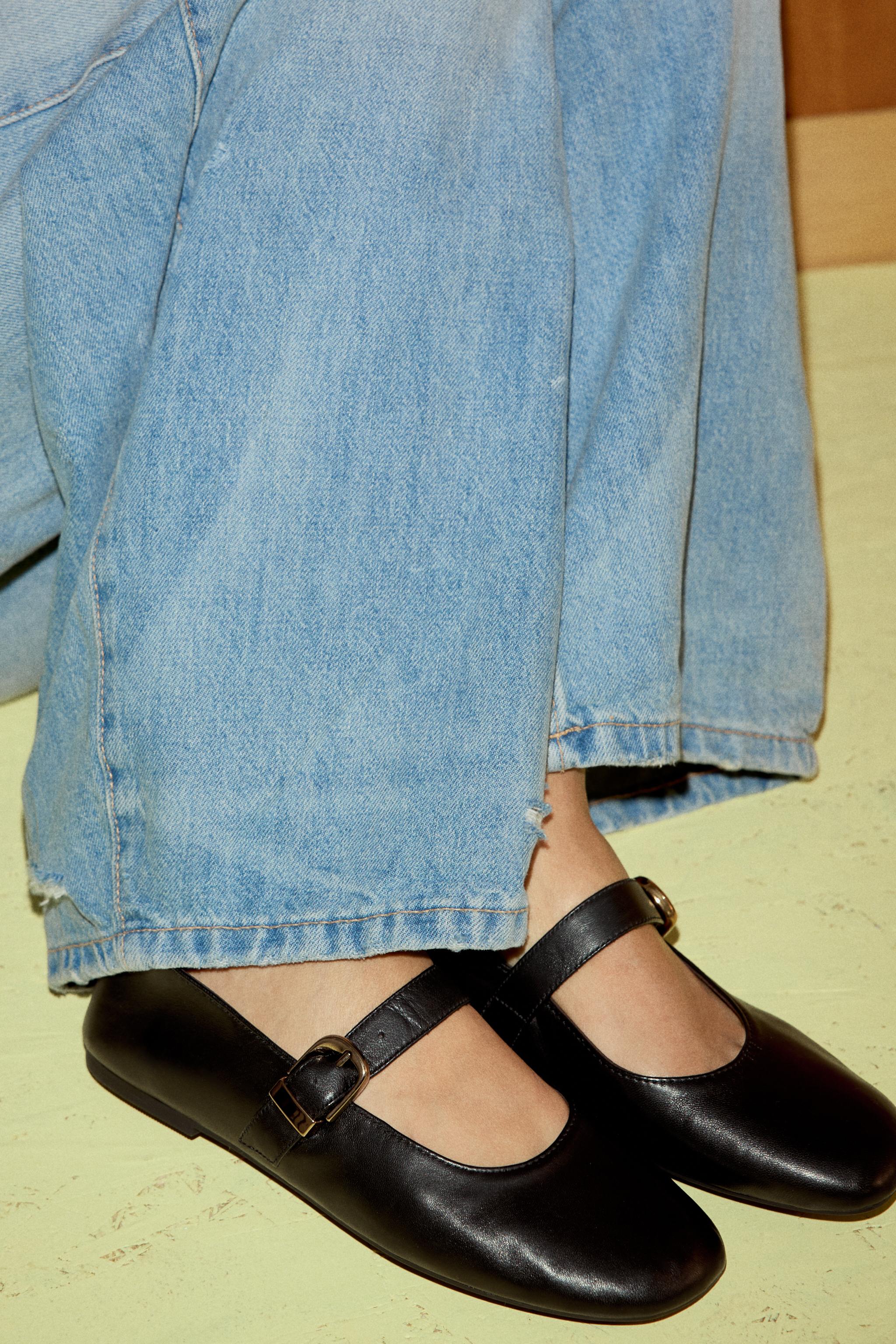 LEATHER BUCKLE BALLET FLATS
